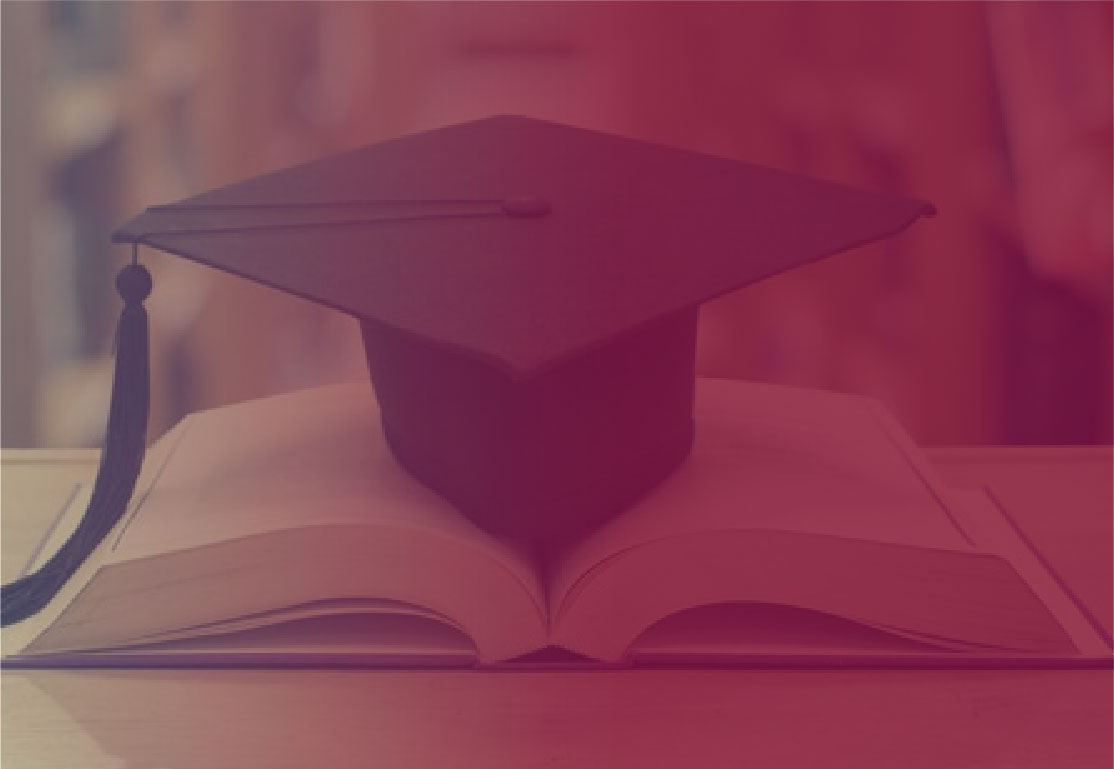 Libros y birrete de doctorado